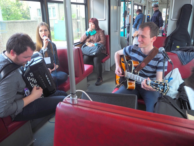 Studenci zagrali w tramwaju