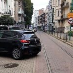 Parkuj Właściwie. Zachowaj 1 Metr Od Torowiska
