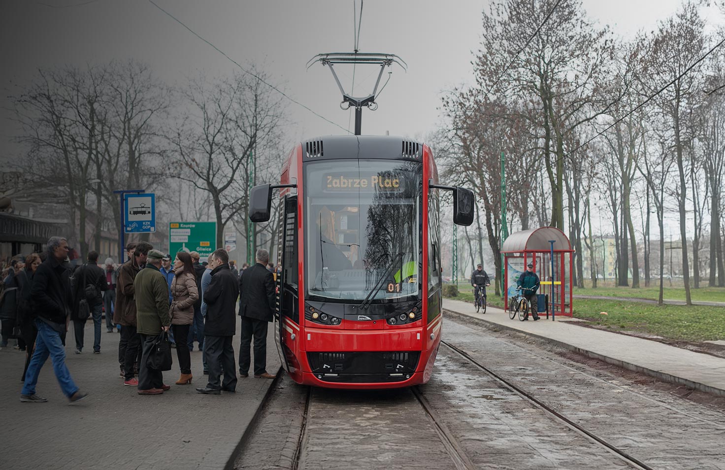 Nowoczesny czerwony tramwaj na przystanku w Katowicach