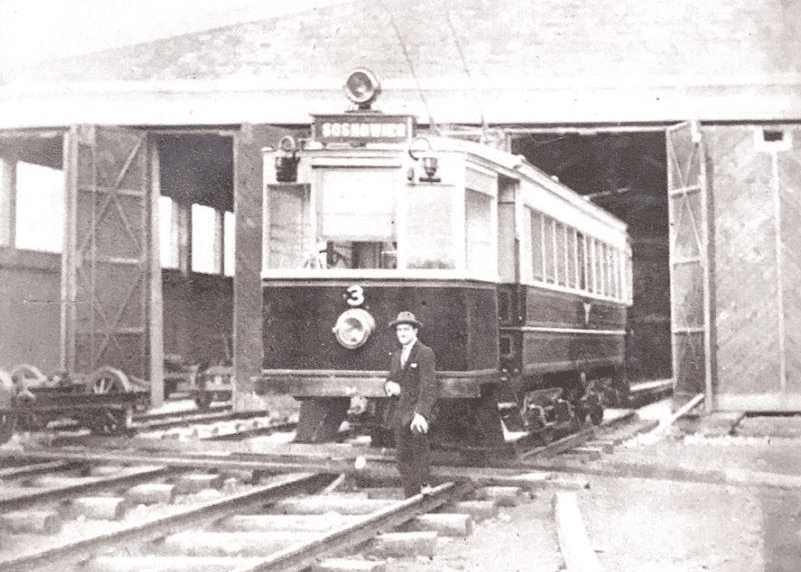Tramwaje-Slaskie-Rejon1-W-Bedzinie_Zdjecie-Archiwalne-Meżczyzna-Na-Tle-Wagonu